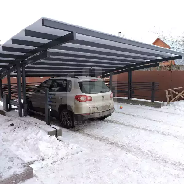Односкатный навес для автомобиля с монолитным поликарбонатом