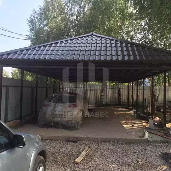 Вальмовый навес из металлочерепицы